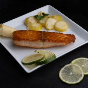 Frisches Lachsfilet mit Kartoffelgratin