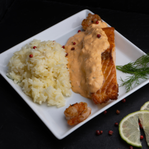 Gegrilltes Lachsfilet in Hummersauce