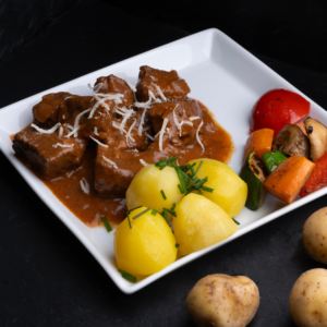 Klassischer Gulasch mit Kartoffeln