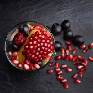 Obstbecher mit verschiedenen frischen Früchten