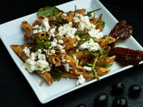 Nudersalat rtoter Pesto